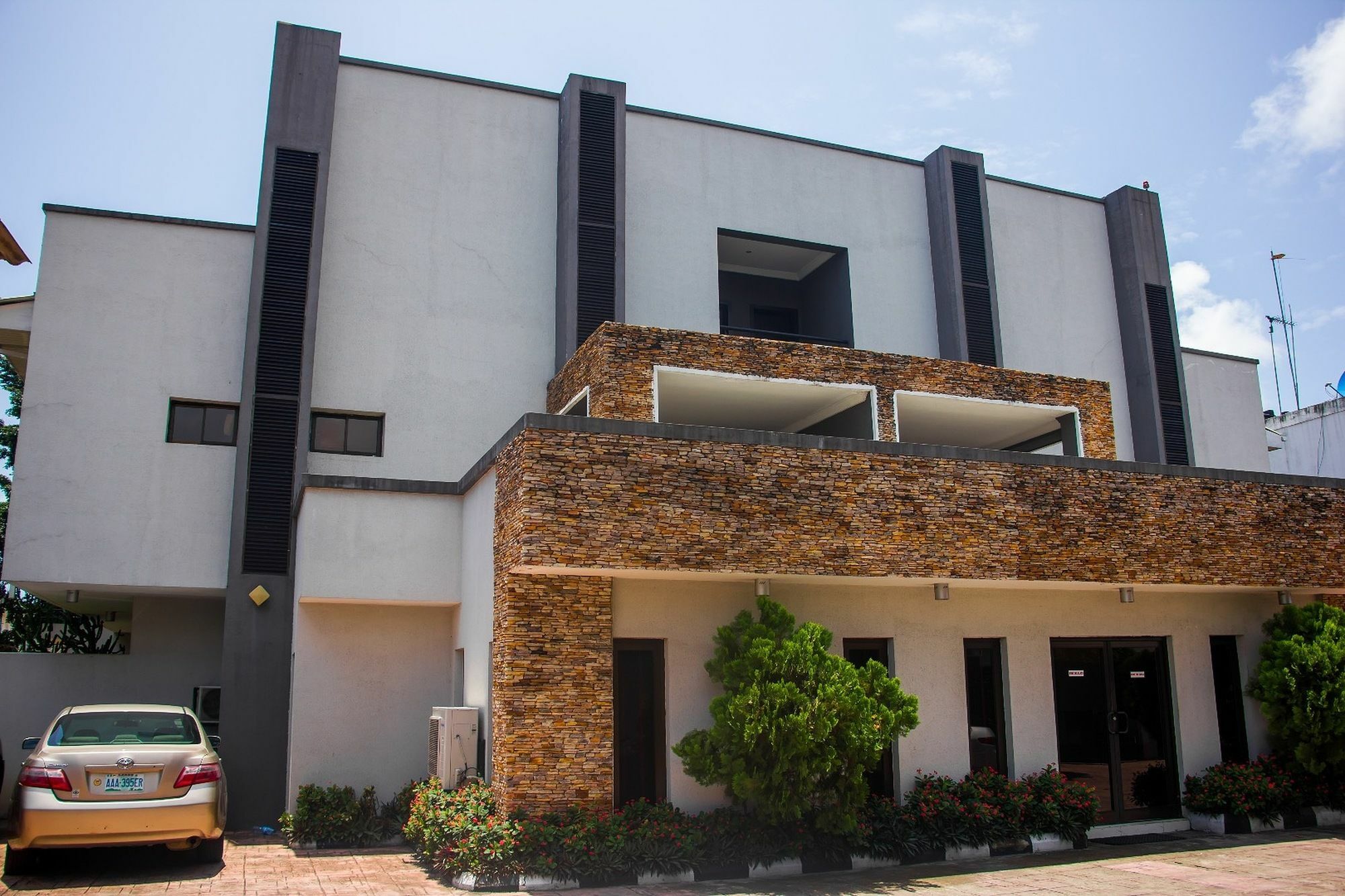 S & S Hotel & Suites Lagos Exterior photo